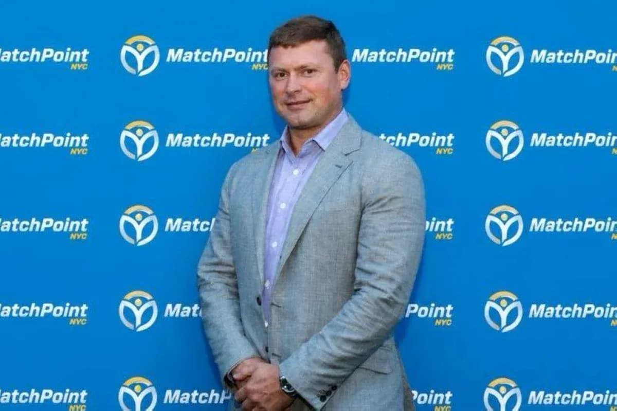 Homme posant devant un mur MatchPoint NYC Homme posant devant un mur MatchPoint NYC