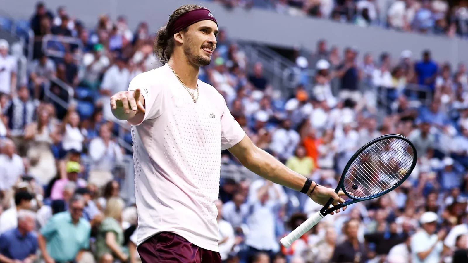 Joueur de tennis célébrant sur le court bondé Joueur de tennis célébrant sur le court bondé