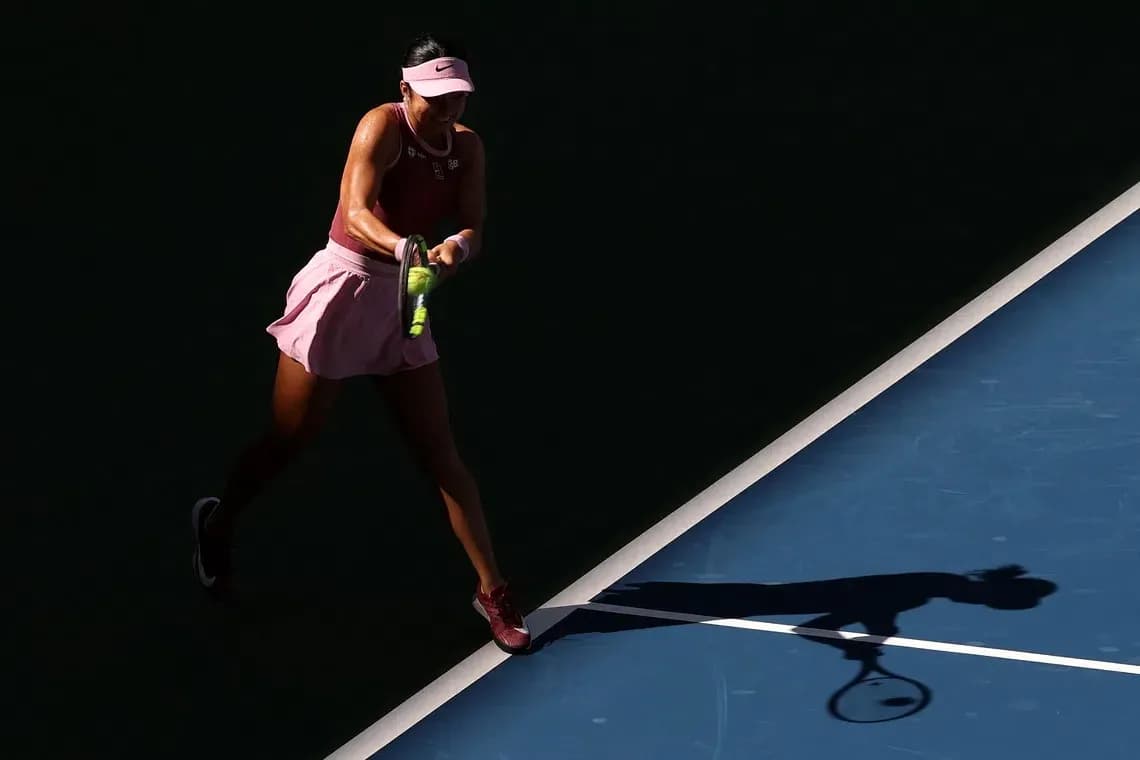 Joueuse de tennis frappant la balle sur le court Joueuse de tennis frappant la balle sur le court