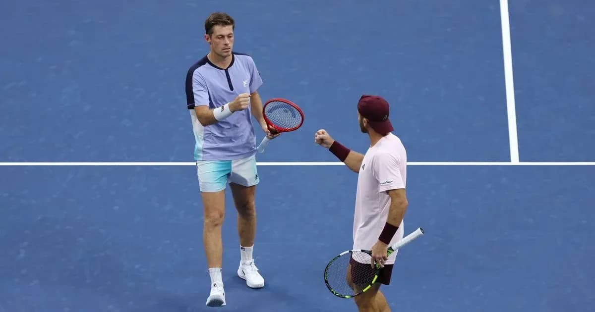 Deux joueurs de tennis célébrant un point sur le court Deux joueurs de tennis célébrant un point sur le court