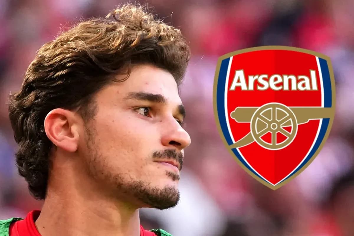 Joueur d'Arsenal en gros plan avec logo du club Joueur d'Arsenal en gros plan avec logo du club