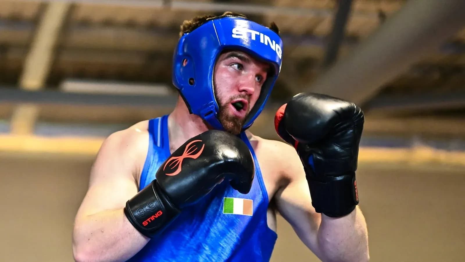 Boxeur en entraînement avec casque et gants Boxeur en entraînement avec casque et gants