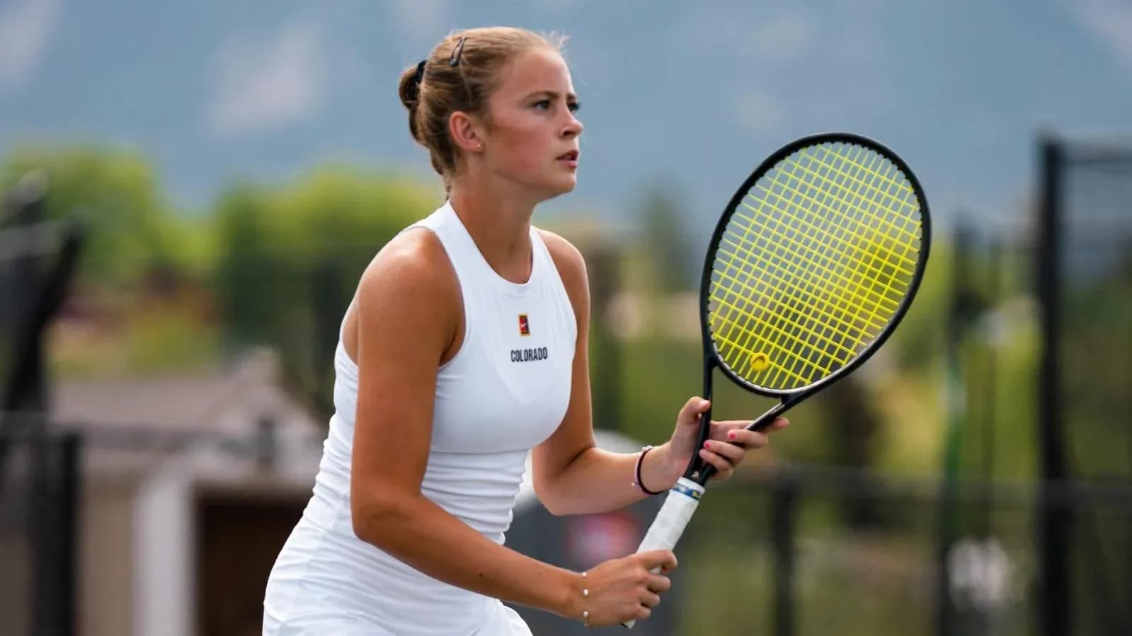 Joueuse de tennis prête à frapper la balle Joueuse de tennis prête à frapper la balle