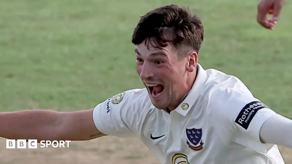 Joueur célébrant une victoire sur le terrain de cricket Joueur célébrant une victoire sur le terrain de cricket