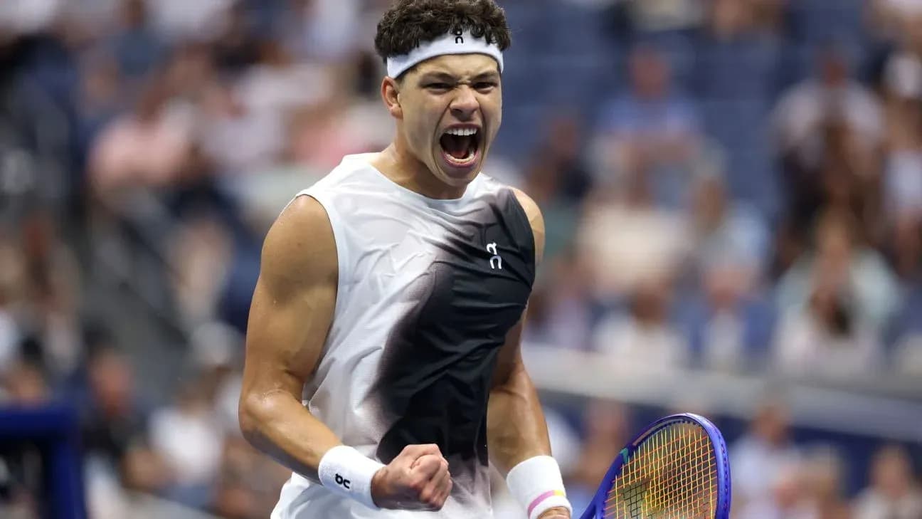 Joueur de tennis célébrant un point au tournoi Joueur de tennis célébrant un point au tournoi