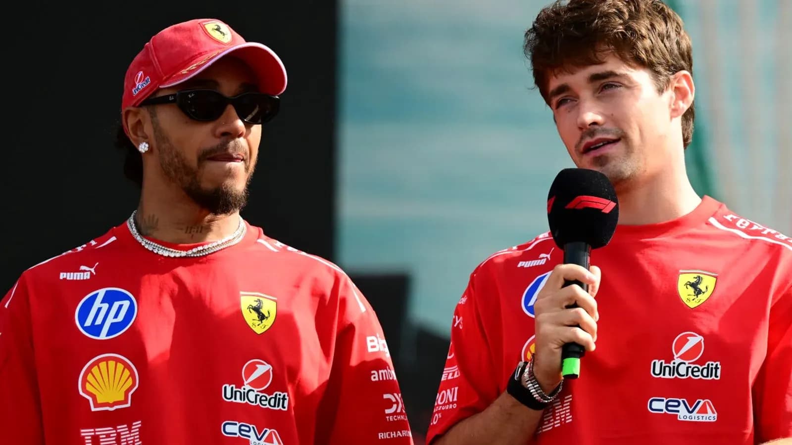 Deux pilotes de F1 en tenue Ferrari lors d'une interview Deux pilotes de F1 en tenue Ferrari lors d'une interview
