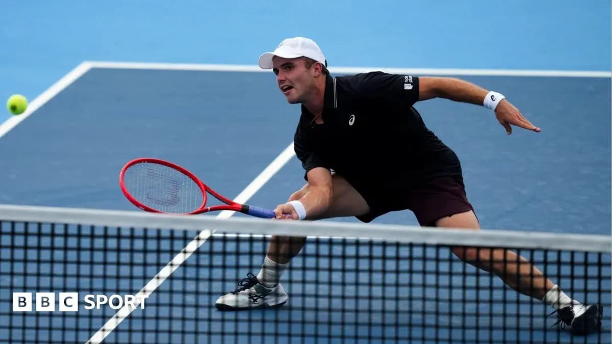 Joueur de tennis s'étirant pour frapper la balle Joueur de tennis s'étirant pour frapper la balle