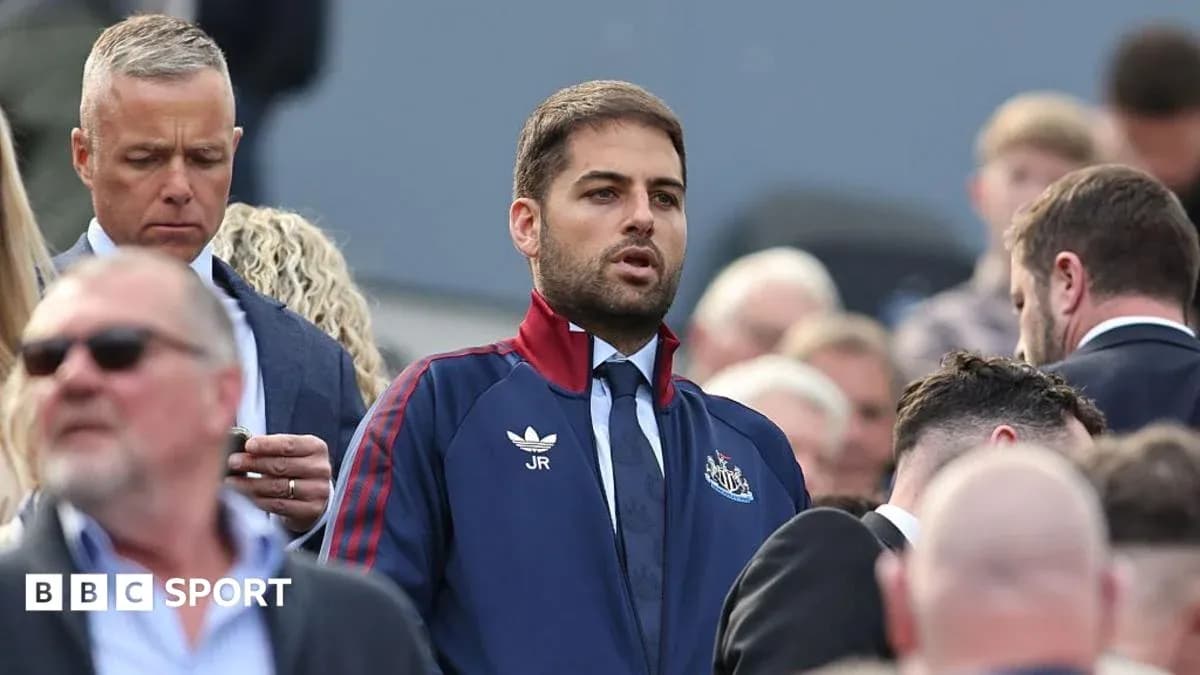 Homme portant un survêtement de Newcastle au milieu d'une foule Homme portant un survêtement de Newcastle au milieu d'une foule