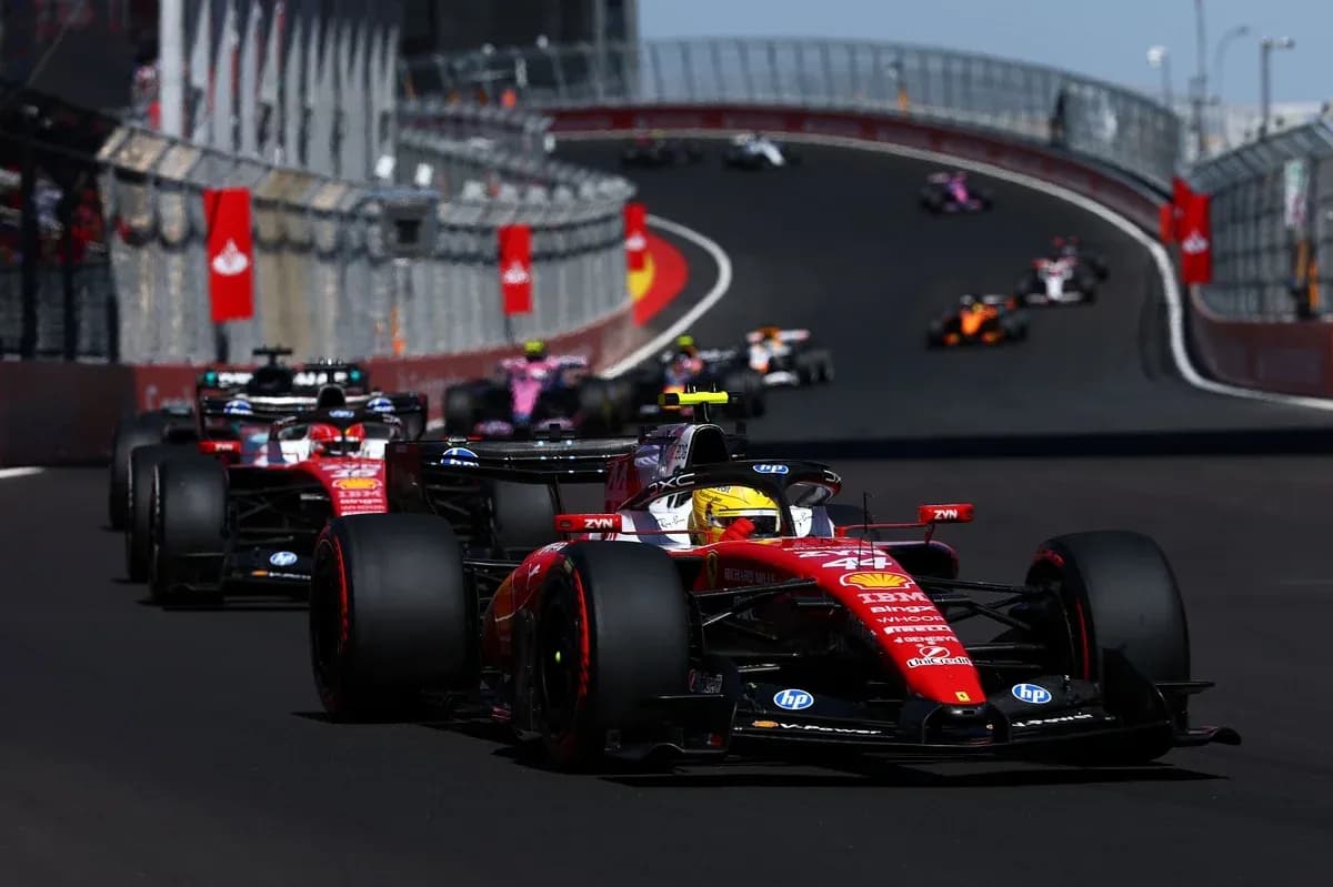 Voiture de Formule 1 en course sur circuit Voiture de Formule 1 en course sur circuit