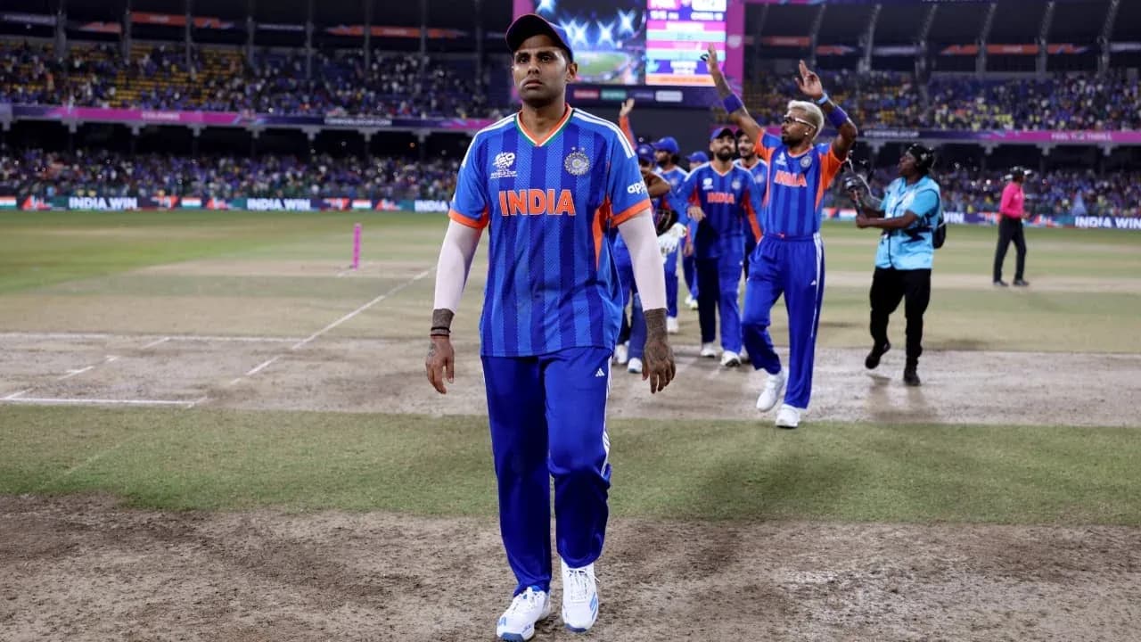 Joueur indien quittant le terrain après la victoire Joueur indien quittant le terrain après la victoire