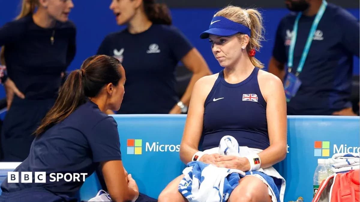 Joueuse en discussion avec entraîneur lors de match Joueuse en discussion avec entraîneur lors de match