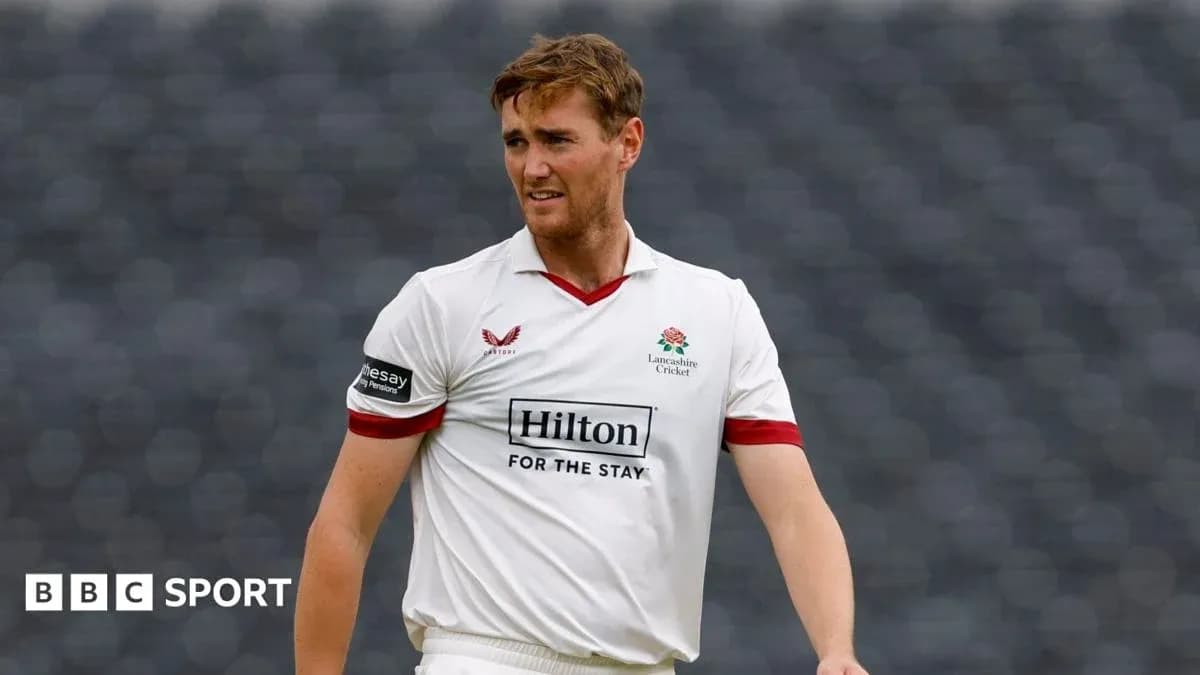 Joueur de cricket en uniforme de Lancashire sur le terrain Joueur de cricket en uniforme de Lancashire sur le terrain