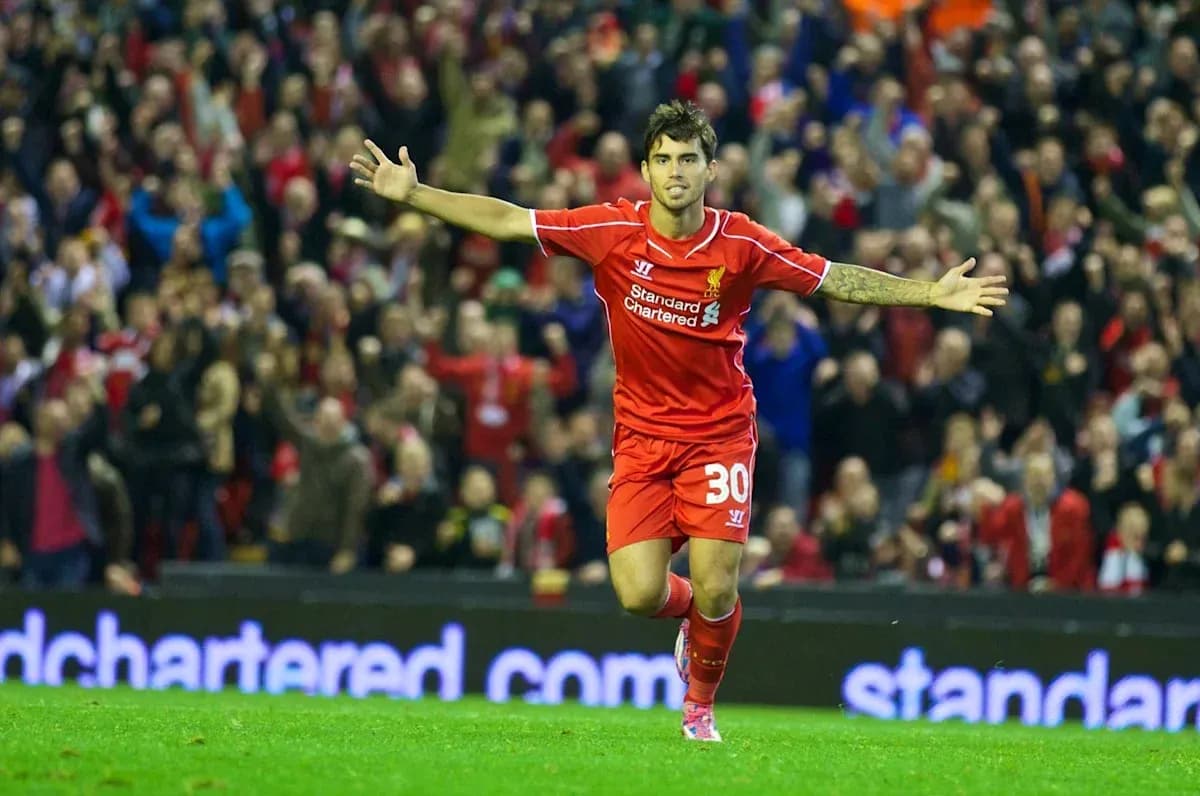 Joueur de Liverpool célébrant un but au stade Joueur de Liverpool célébrant un but au stade