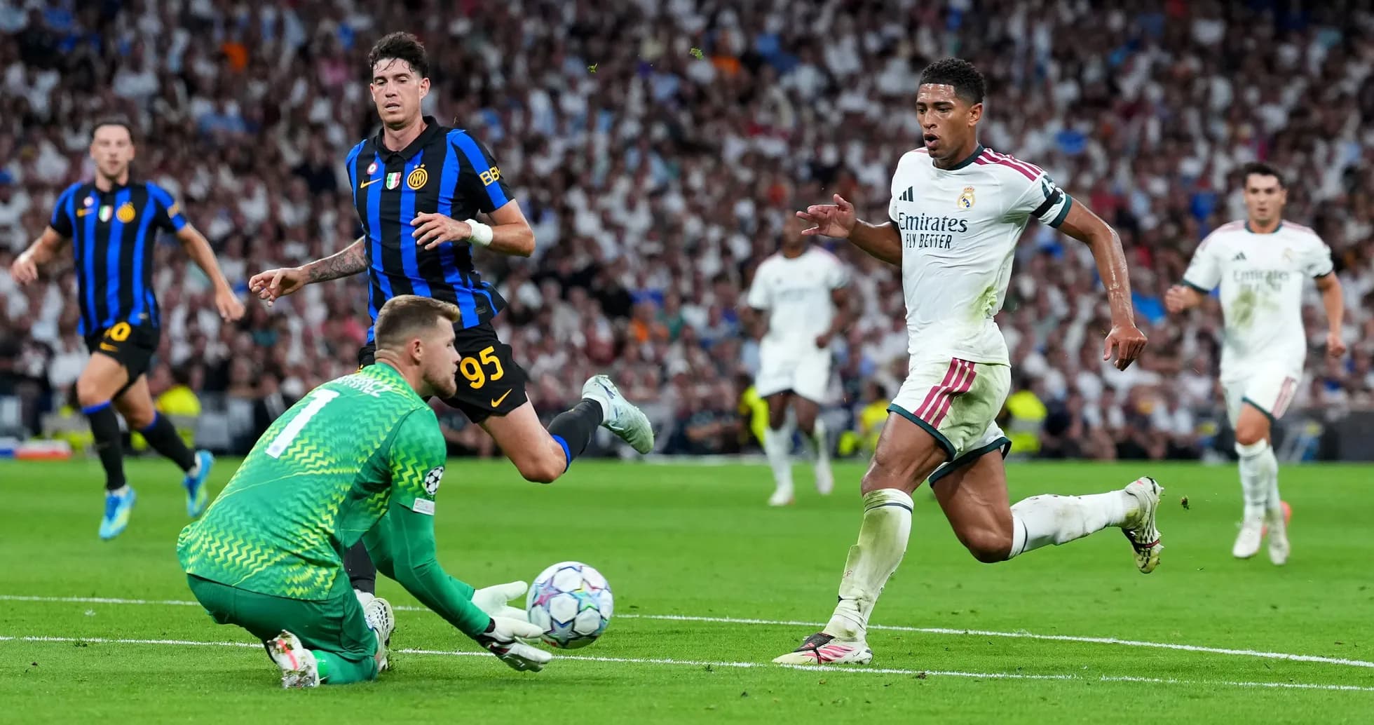Joueur de Real Madrid en action face au gardien Joueur de Real Madrid en action face au gardien