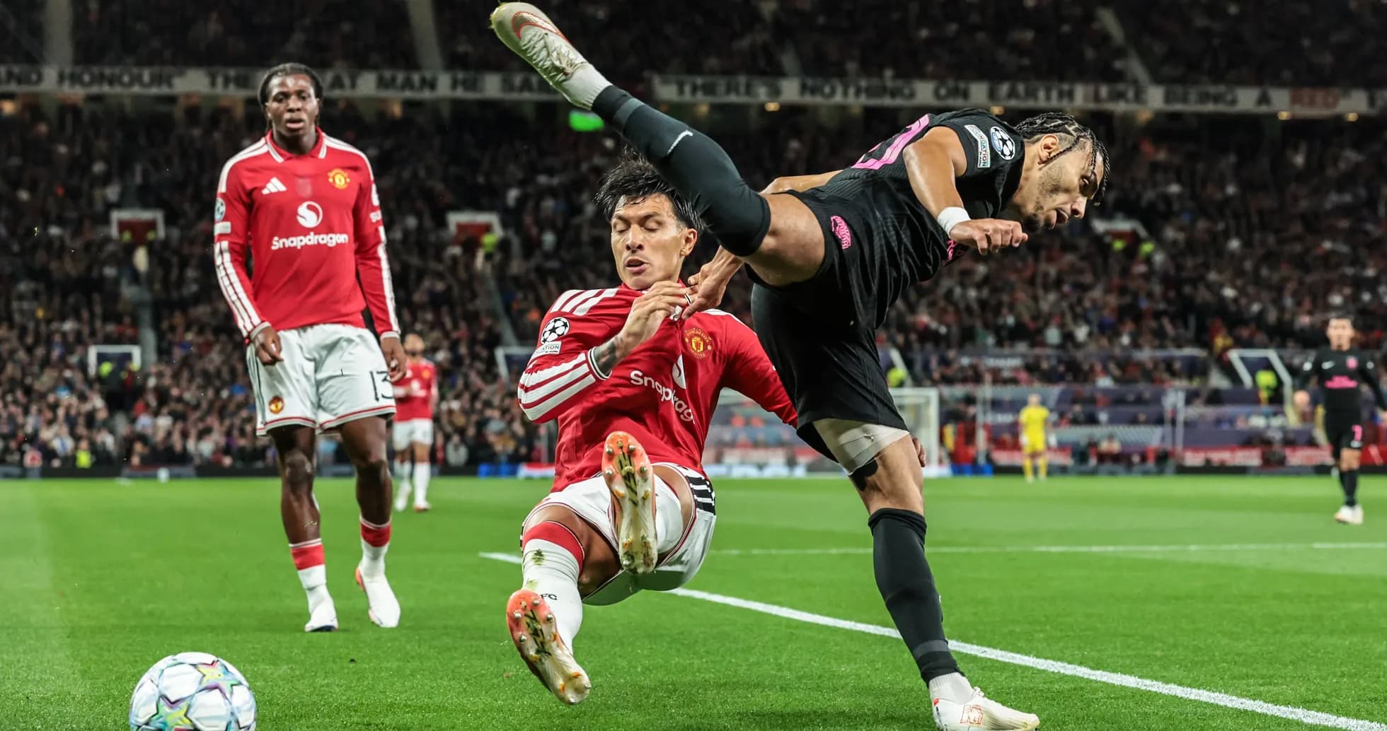 Joueur de Manchester United en duel avec un adversaire Joueur de Manchester United en duel avec un adversaire