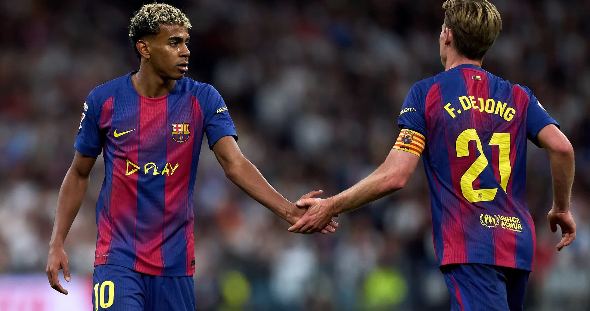 Deux joueurs du FC Barcelone se serrant la main Deux joueurs du FC Barcelone se serrant la main