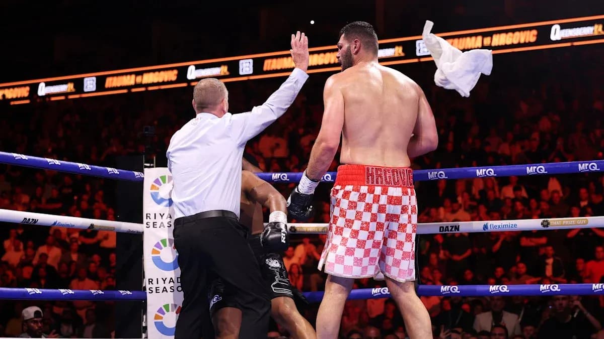 Arbitre arrêtant le combat de boxe en cours Arbitre arrêtant le combat de boxe en cours