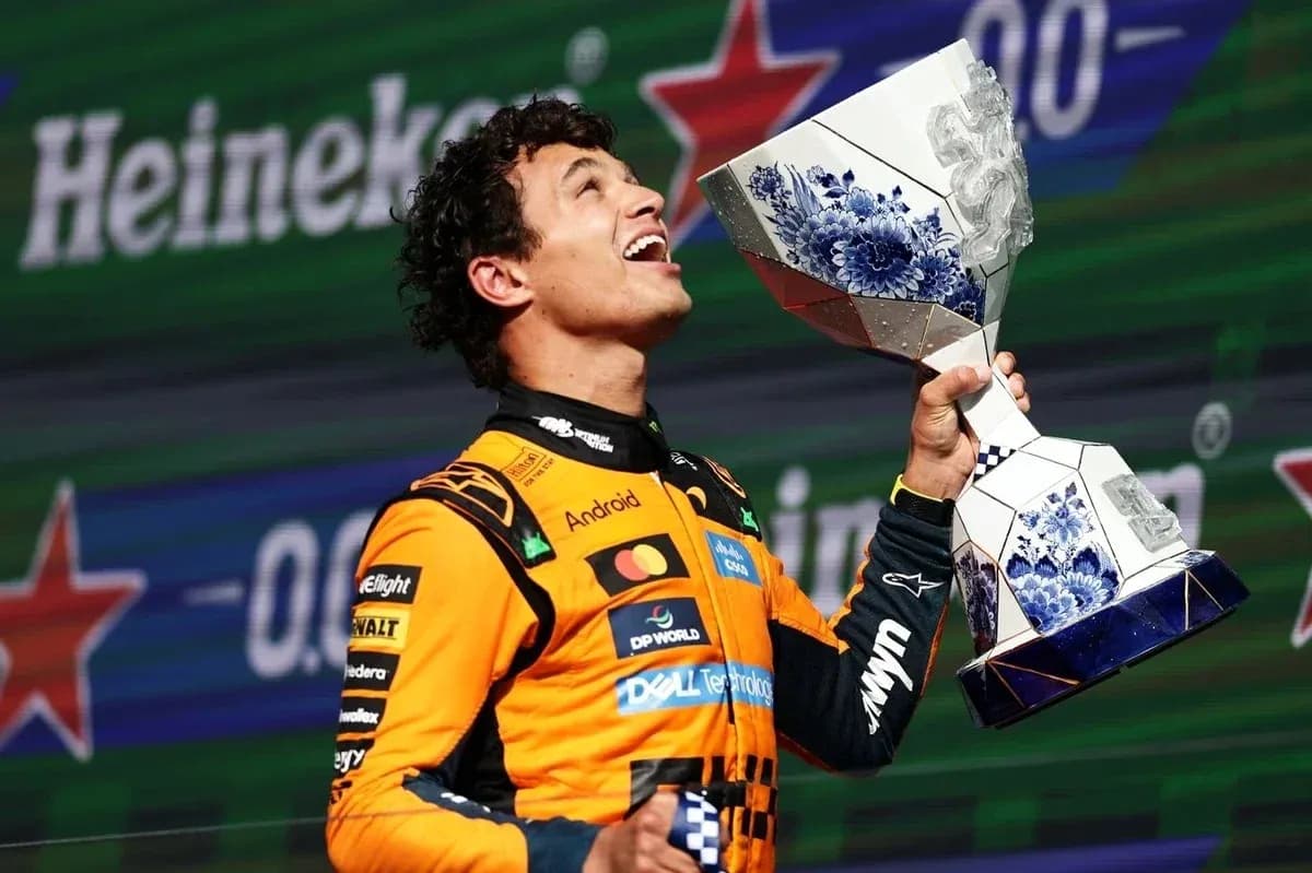 Pilote levant un trophée sur le podium Pilote levant un trophée sur le podium