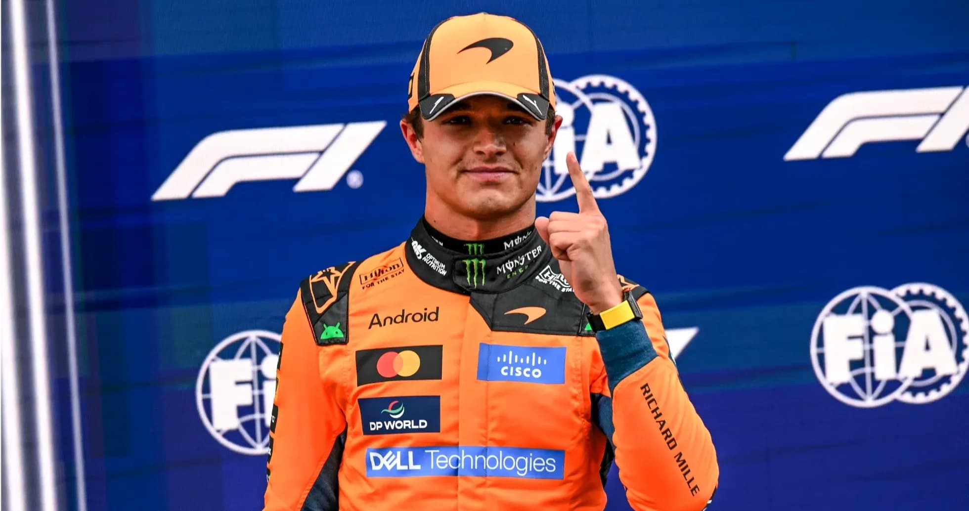 Pilote de F1 montrant le numéro un sur le podium Pilote de F1 montrant le numéro un sur le podium