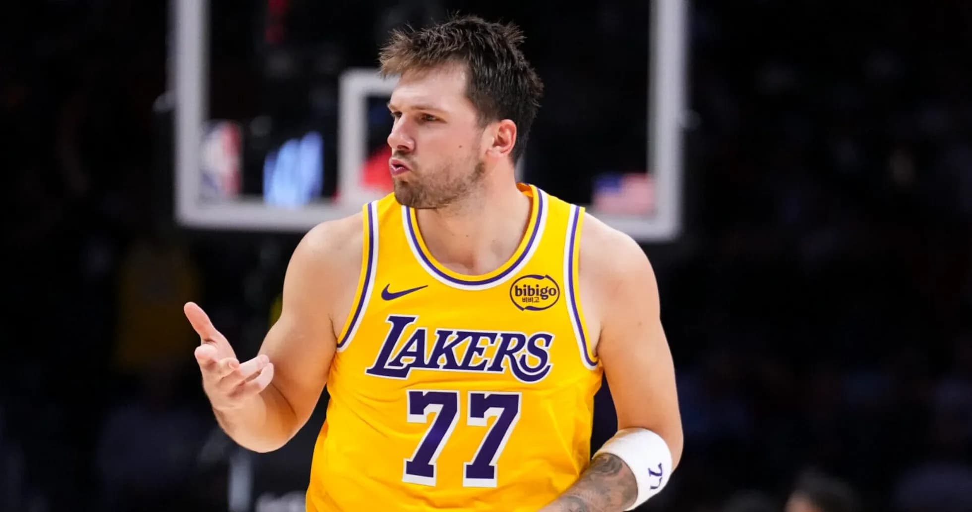 Joueur des Lakers faisant un geste sur le terrain Joueur des Lakers faisant un geste sur le terrain