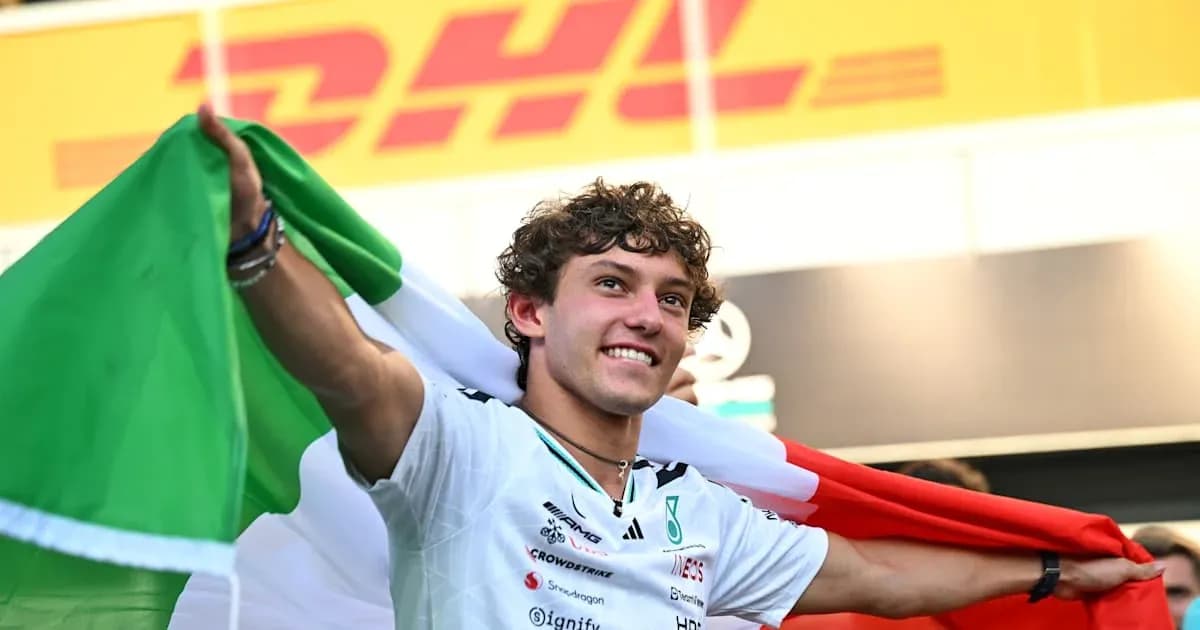 Pilote tenant un drapeau italien après la victoire Pilote tenant un drapeau italien après la victoire