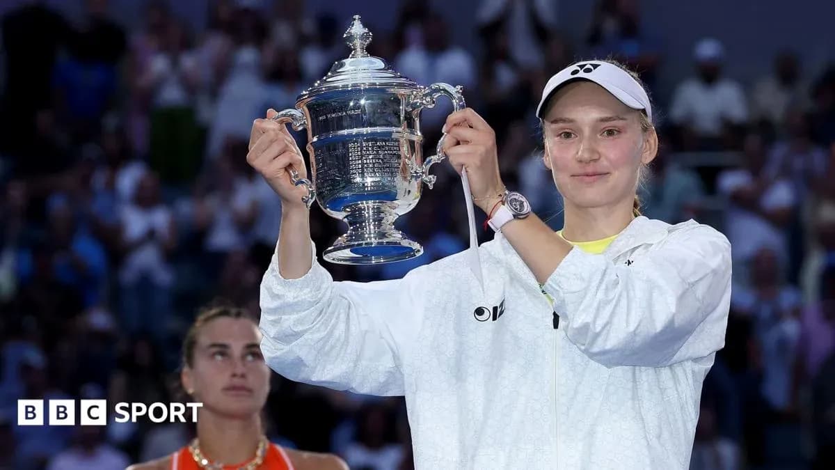 Joueuse levant le trophée après la victoire Joueuse levant le trophée après la victoire