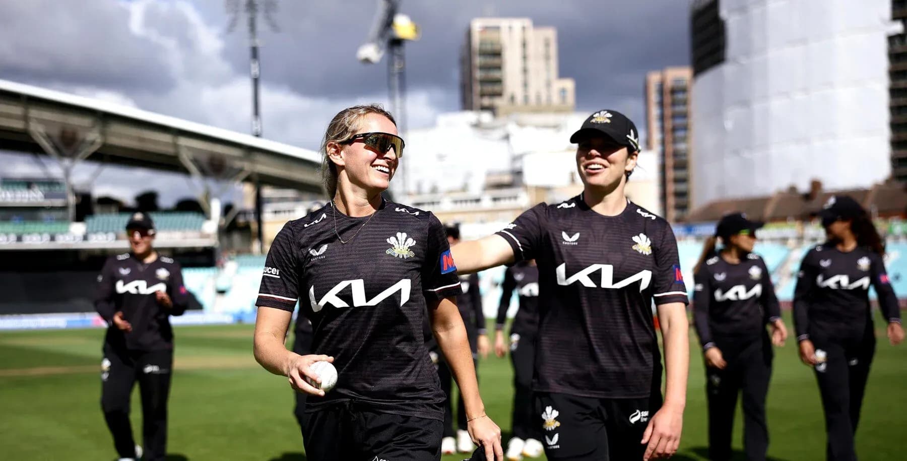 Joueuses de cricket quittant le terrain après le match Joueuses de cricket quittant le terrain après le match