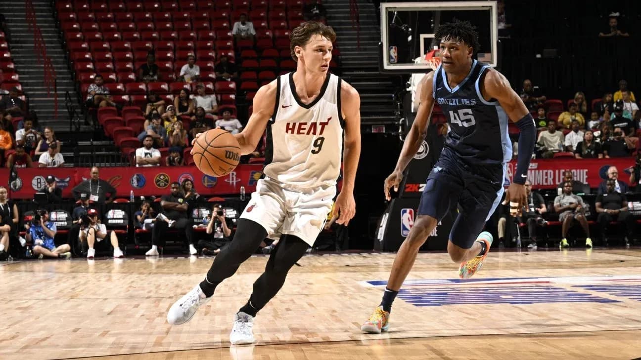 Joueur du Heat dribblant devant un joueur des Grizzlies Joueur du Heat dribblant devant un joueur des Grizzlies