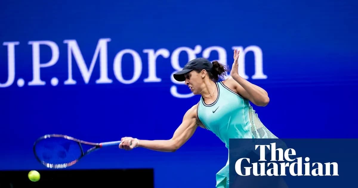 Joueuse de tennis frappant une balle en match Joueuse de tennis frappant une balle en match