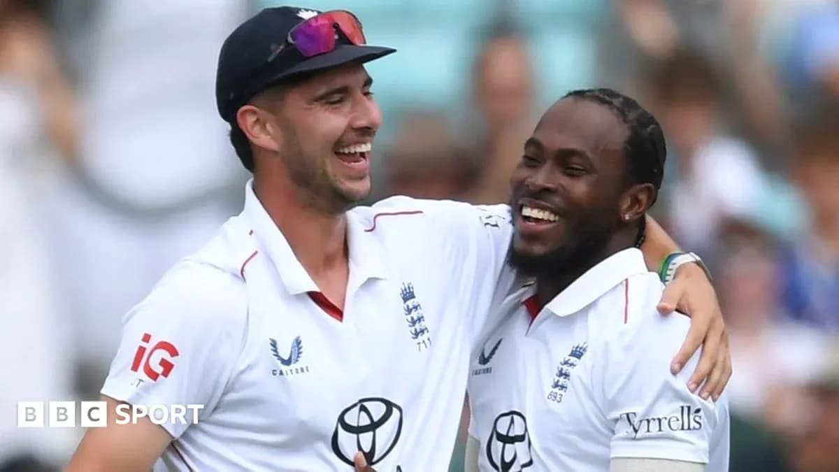 Joueurs anglais célébrant une prise lors d'un match Joueurs anglais célébrant une prise lors d'un match