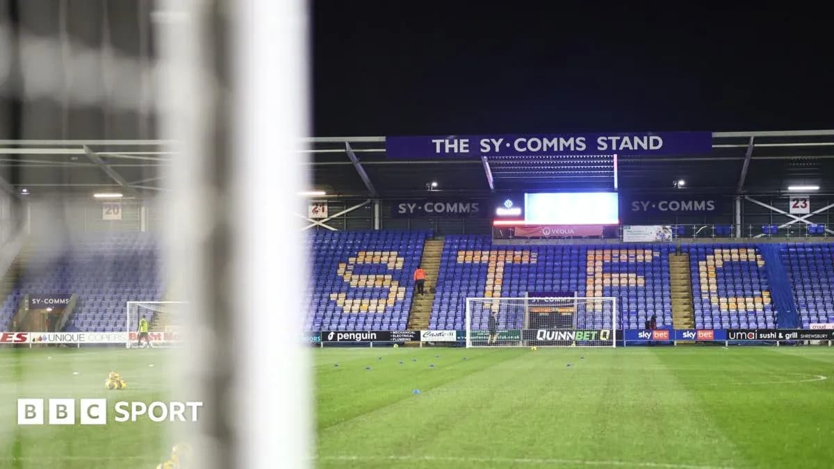 Stade SY-Comms avec inscription STFC visible Stade SY-Comms avec inscription STFC visible