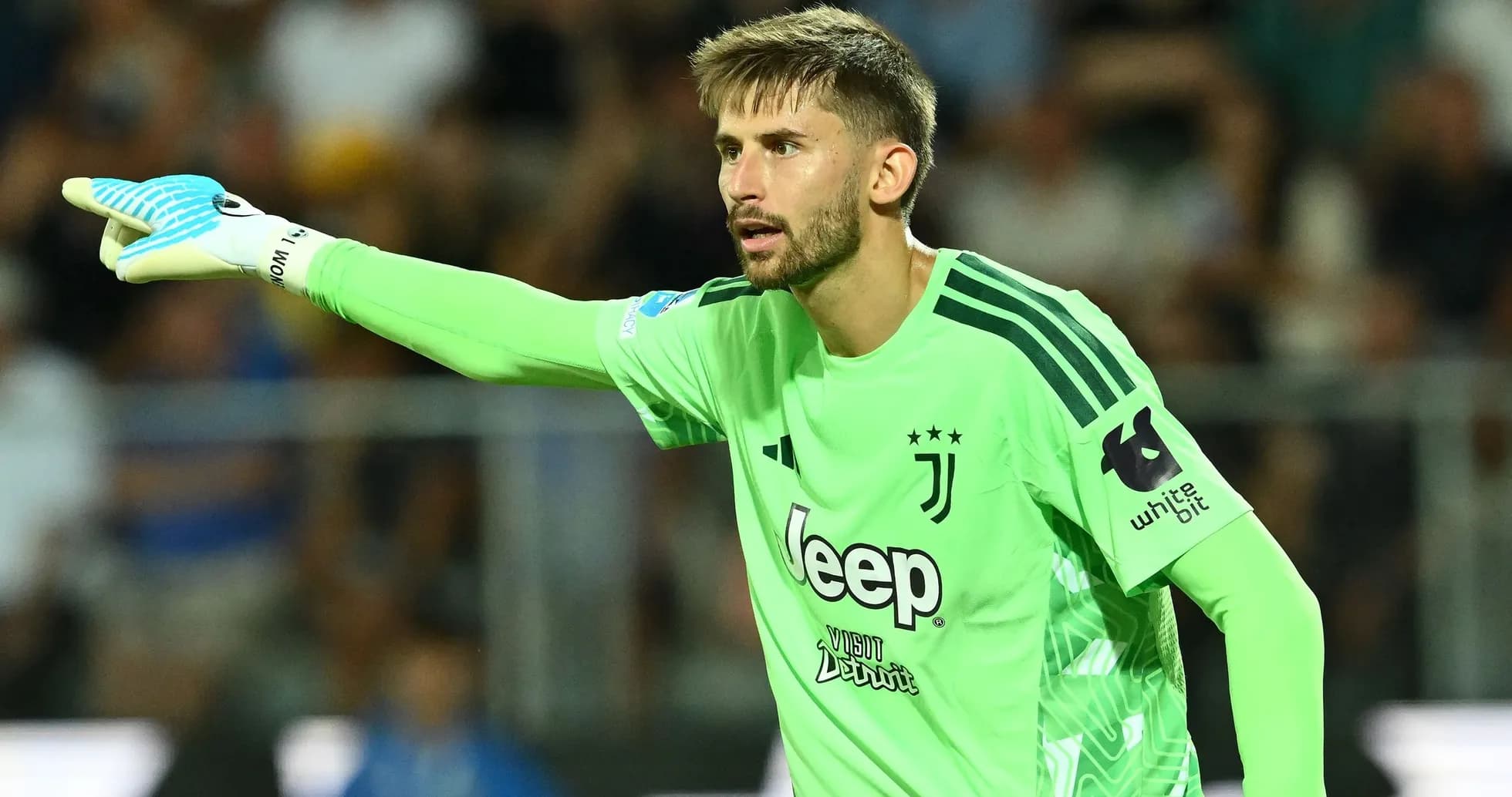 Gardien de but de la Juventus indiquant une instruction Gardien de but de la Juventus indiquant une instruction