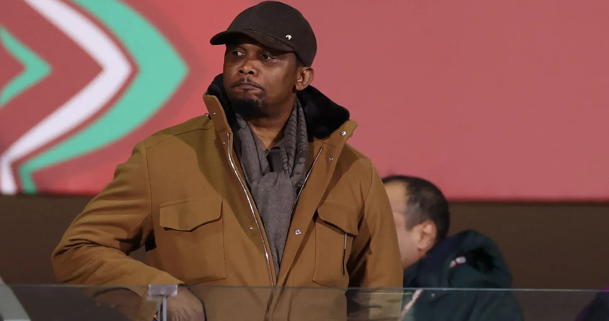 Homme en manteau observant depuis une tribune Homme en manteau observant depuis une tribune