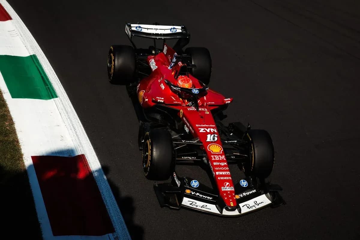 Voiture de course Ferrari sur circuit avec drapeau italien Voiture de course Ferrari sur circuit avec drapeau italien