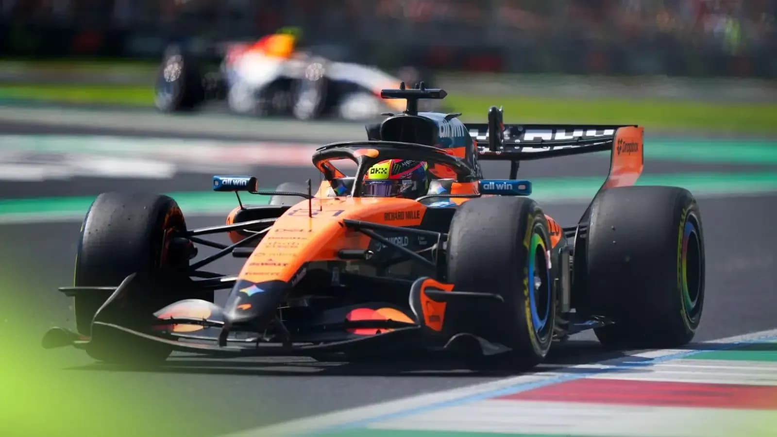 Voiture de F1 McLaren en course sur circuit Voiture de F1 McLaren en course sur circuit