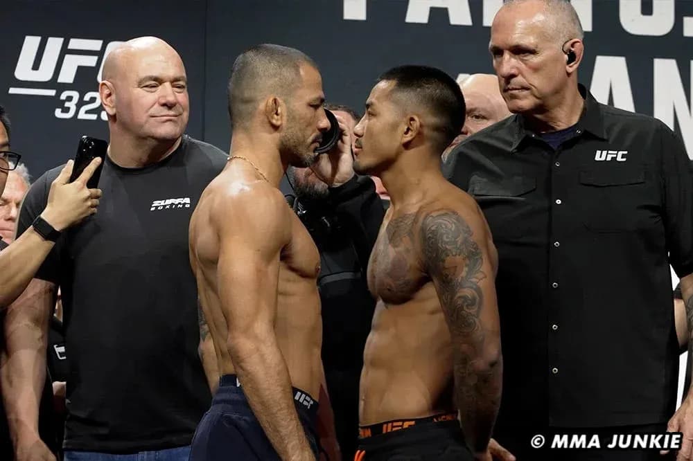 Deux combattants se faisant face lors de la pesée UFC Deux combattants se faisant face lors de la pesée UFC