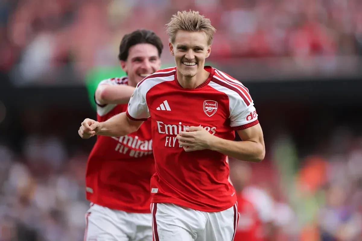 Joueur d'Arsenal célébrant un but avec un coéquipier Joueur d'Arsenal célébrant un but avec un coéquipier