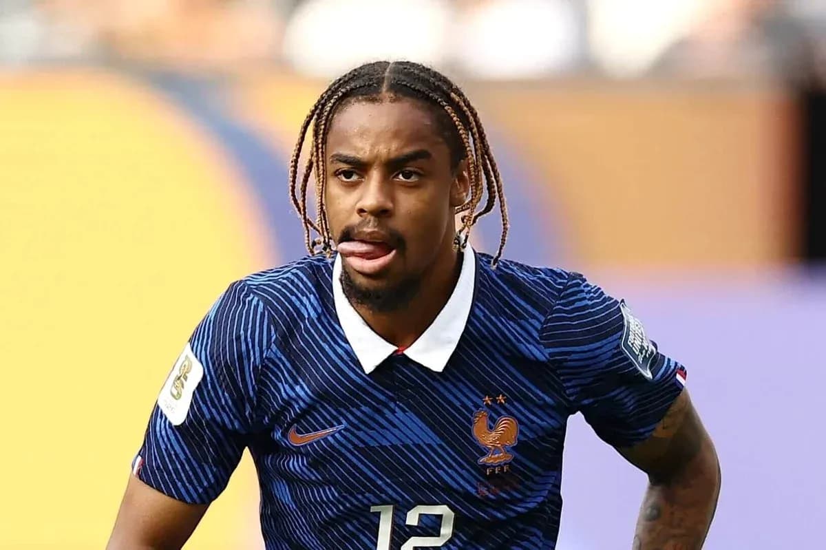 Joueur en action avec maillot de l'équipe de France Joueur en action avec maillot de l'équipe de France