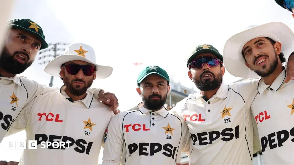 Quatre joueurs de cricket du Pakistan posant ensemble Quatre joueurs de cricket du Pakistan posant ensemble