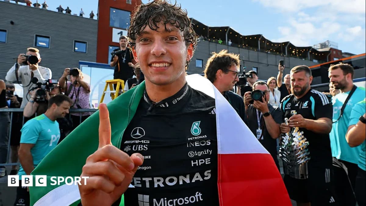 Pilote tenant un drapeau italien et célébrant Pilote tenant un drapeau italien et célébrant