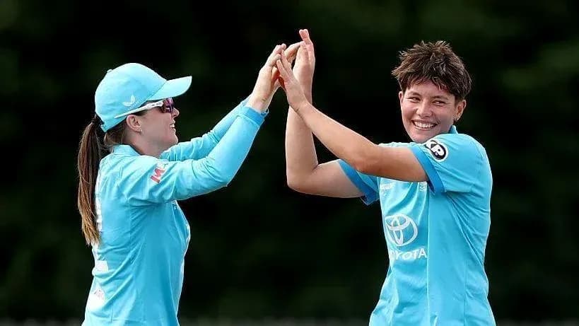 Deux joueuses célébrant une prise de wicket Deux joueuses célébrant une prise de wicket