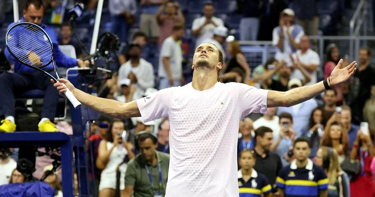 Joueur de tennis levant les bras après une victoire Joueur de tennis levant les bras après une victoire