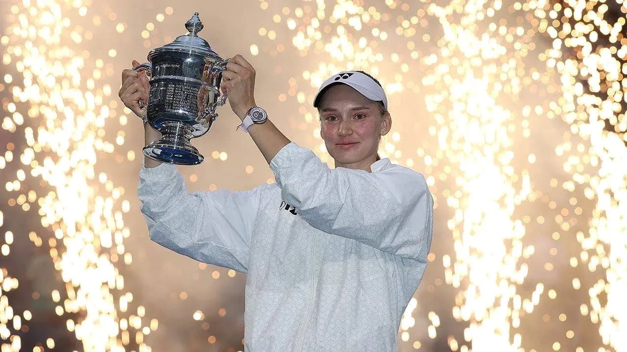 Joueuse levant le trophée sous des feux d'artifice Joueuse levant le trophée sous des feux d'artifice