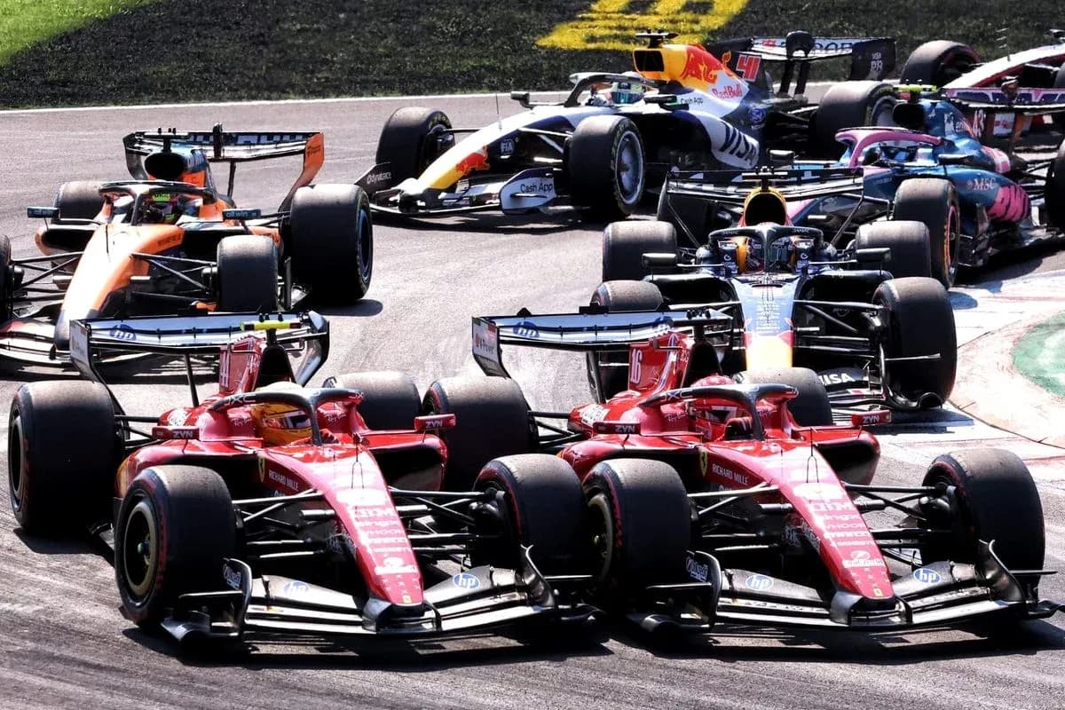 Cinq voitures de Formule 1 en pleine course Cinq voitures de Formule 1 en pleine course