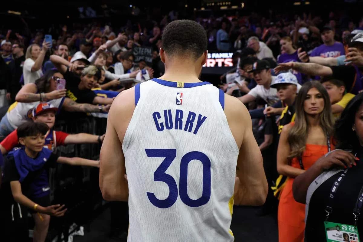 Joueur quittant le terrain avec des fans en arrière-plan Joueur quittant le terrain avec des fans en arrière-plan