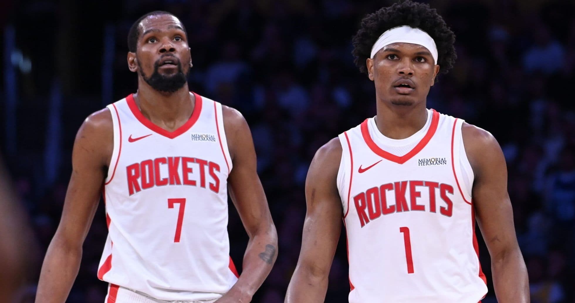Deux joueurs des Rockets observant le jeu sur le terrain Deux joueurs des Rockets observant le jeu sur le terrain
