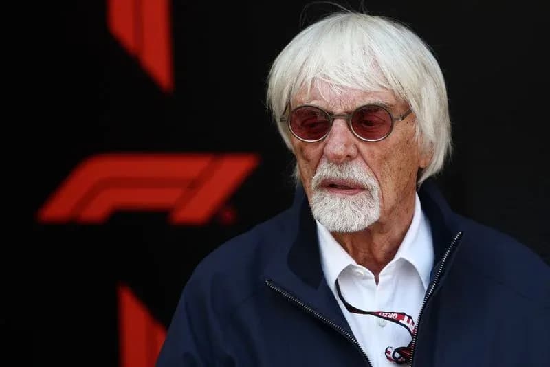 Person avec des lunettes au fond de F1 Person avec des lunettes au fond de F1