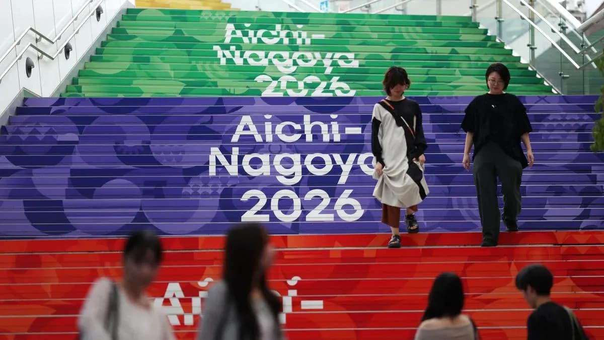 Escalier coloré avec inscription Aichi-Nagoya 2026 Escalier coloré avec inscription Aichi-Nagoya 2026
