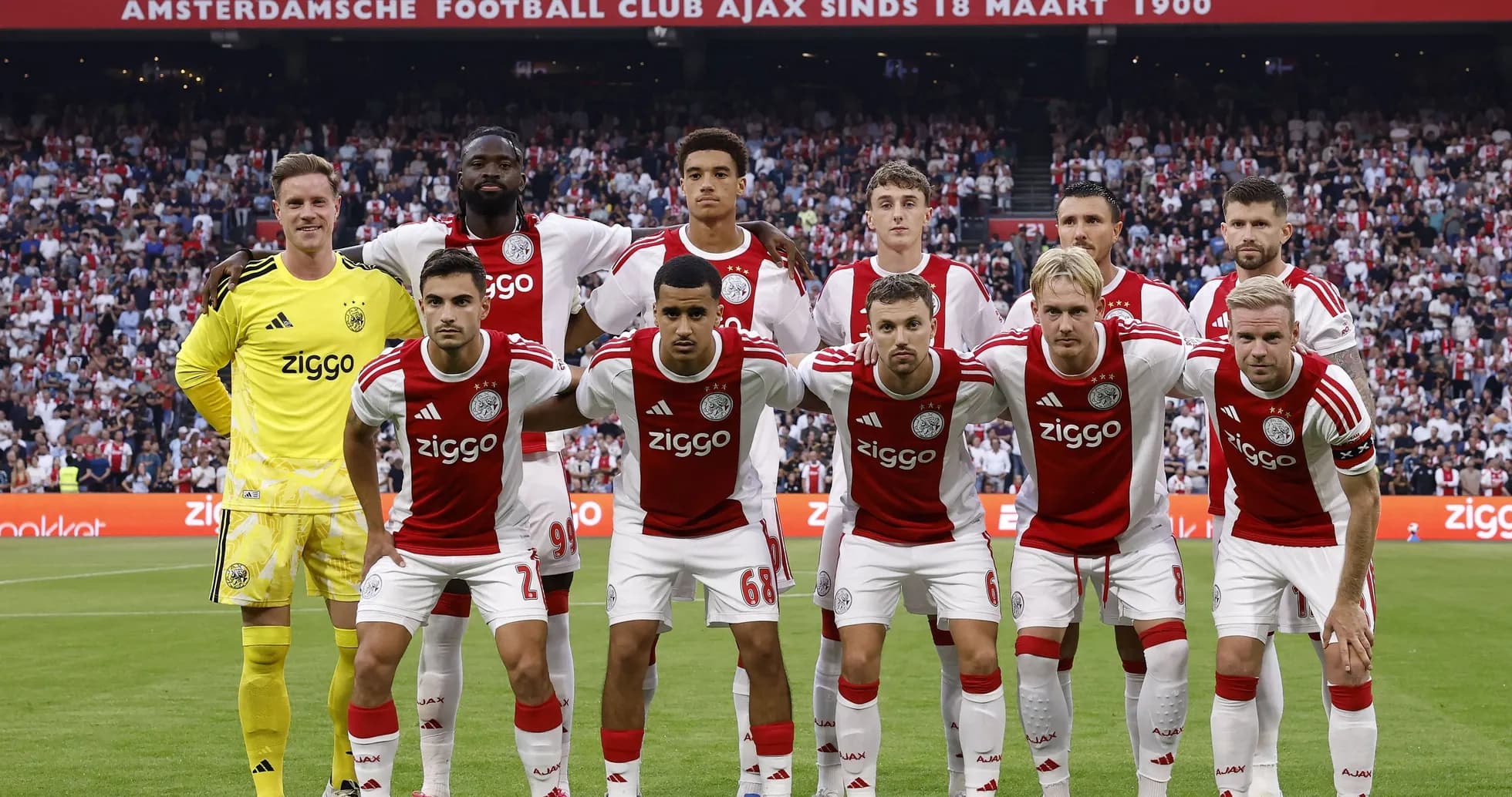 Équipe d'Ajax posant avant le match Équipe d'Ajax posant avant le match
