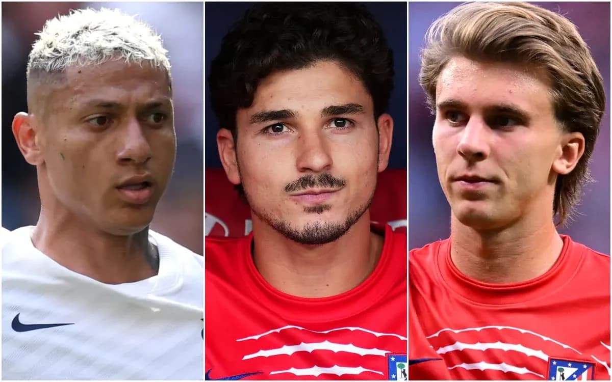 Trois joueurs de football en tenue de match Trois joueurs de football en tenue de match